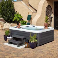 garden 334l lifestyle couple steps 01