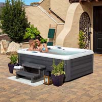 garden 334l lifestyle couple steps 02