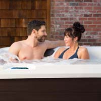 garden 680l lifestyle alpine white brown couple close
